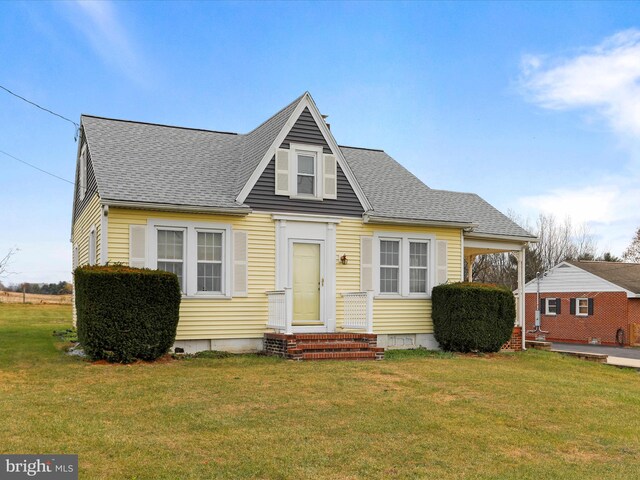 view of front of home featuring a front yard