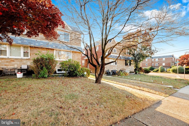 view of front facade featuring a front yard