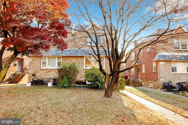 view of front facade featuring a front yard