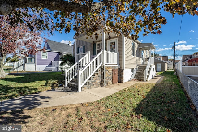 view of front of house featuring a front yard