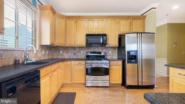 kitchen with sink, black appliances, backsplash, crown molding, and light wood-type flooring