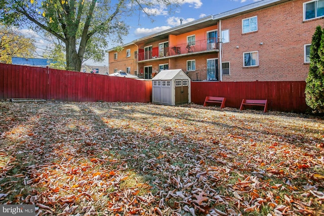 view of yard featuring a storage unit