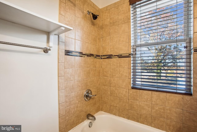 bathroom featuring tiled shower / bath