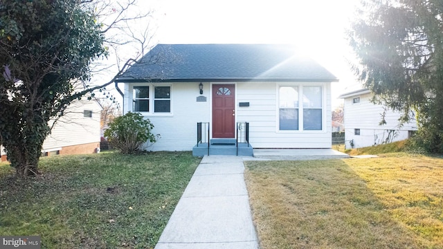 view of front facade with a front yard