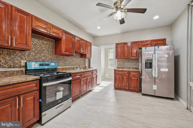 kitchen with sink, stainless steel appliances, tasteful backsplash, and ceiling fan