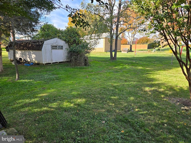 view of yard featuring a storage shed