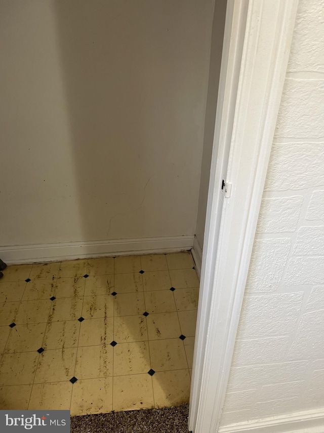 room details with baseboards and tile patterned floors