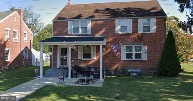 view of front facade featuring a front lawn