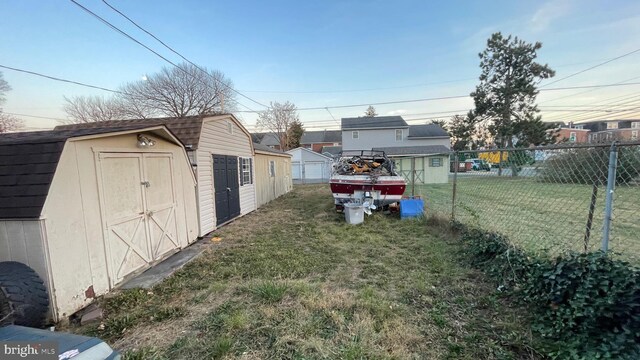 view of yard featuring a storage unit