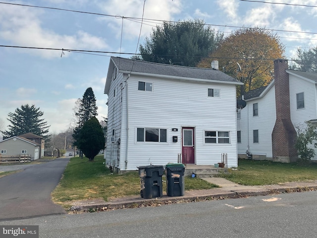 view of front of home featuring a front yard