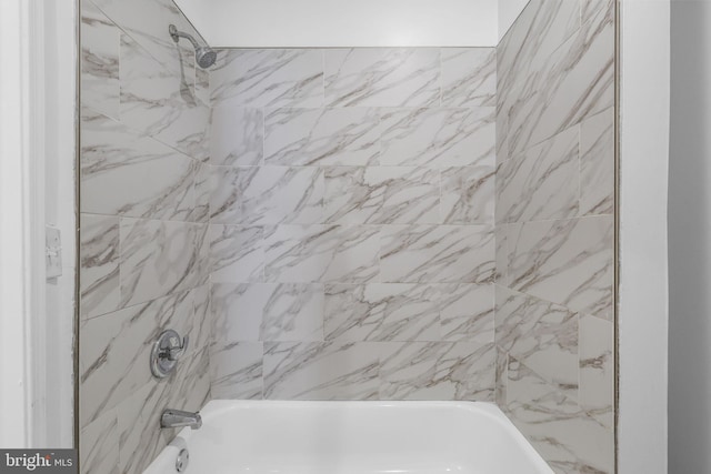 bathroom featuring tiled shower / bath