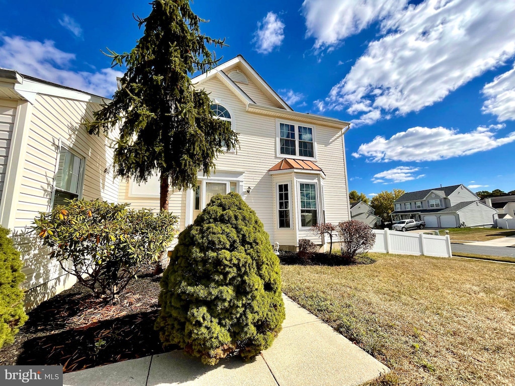 view of front of home featuring a front lawn