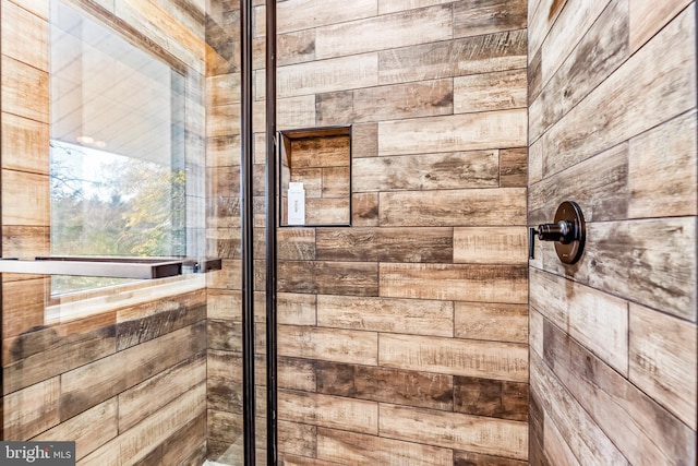 bathroom featuring tiled shower