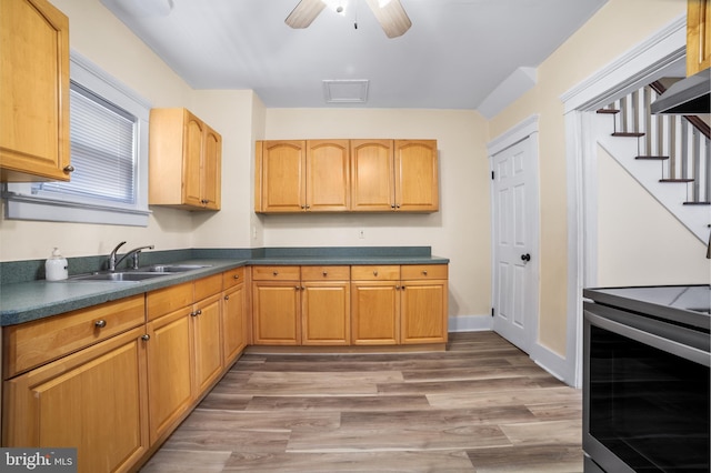 kitchen featuring hardwood / wood-style floors, stainless steel electric range oven, sink, and ceiling fan