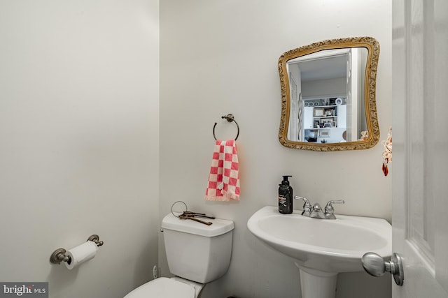 bathroom featuring toilet and sink