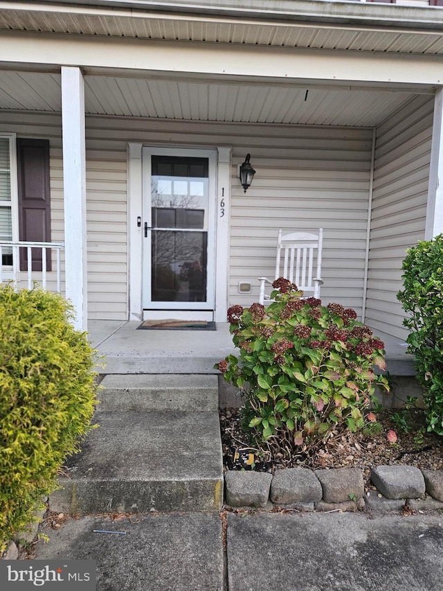 property entrance with covered porch