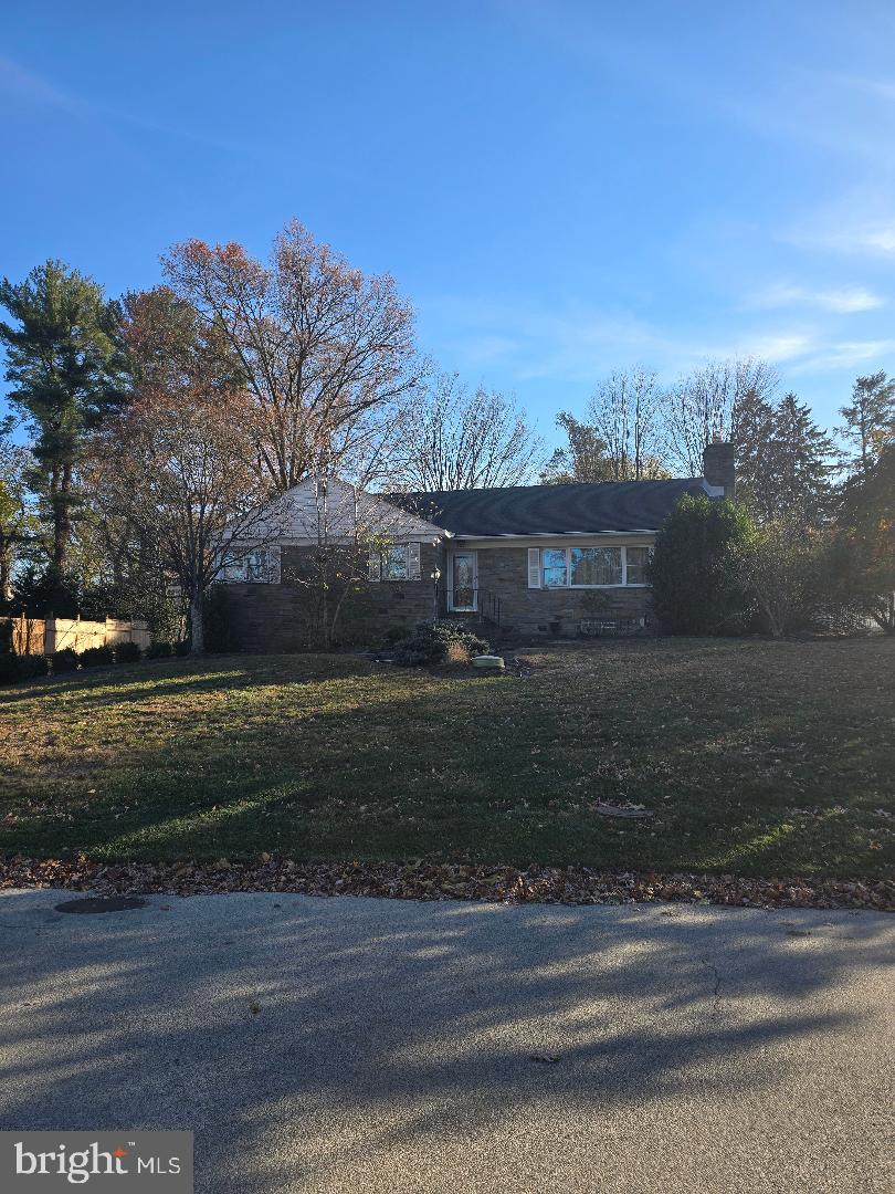 view of front facade with a front yard