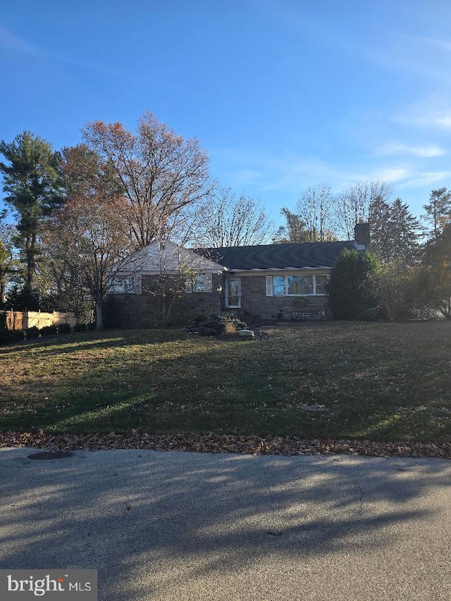 view of front facade with a front yard