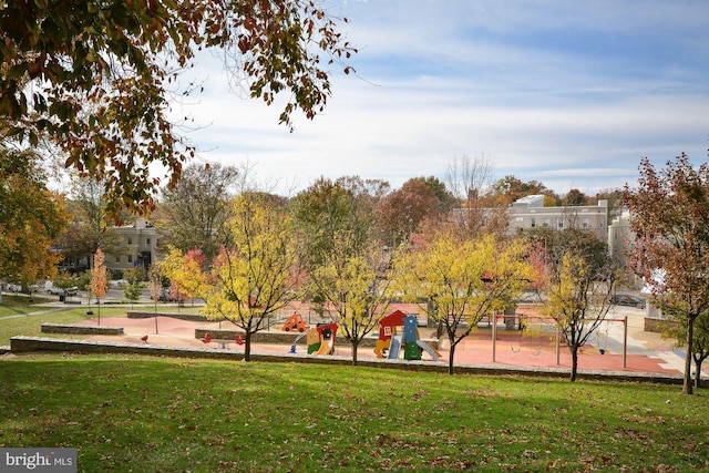 view of home's community featuring a lawn