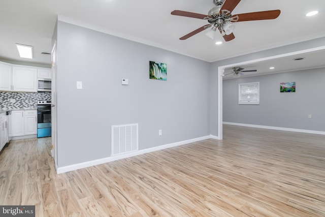 unfurnished room featuring light wood-type flooring and ceiling fan