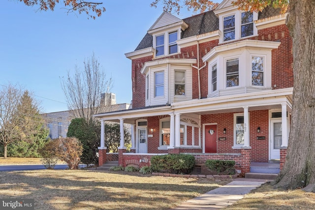 view of front facade featuring a porch and a front yard