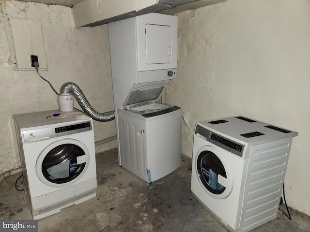 502 Brunswick St, Baltimore, MD 21223 - laundry room featuring stacked washer / dryer