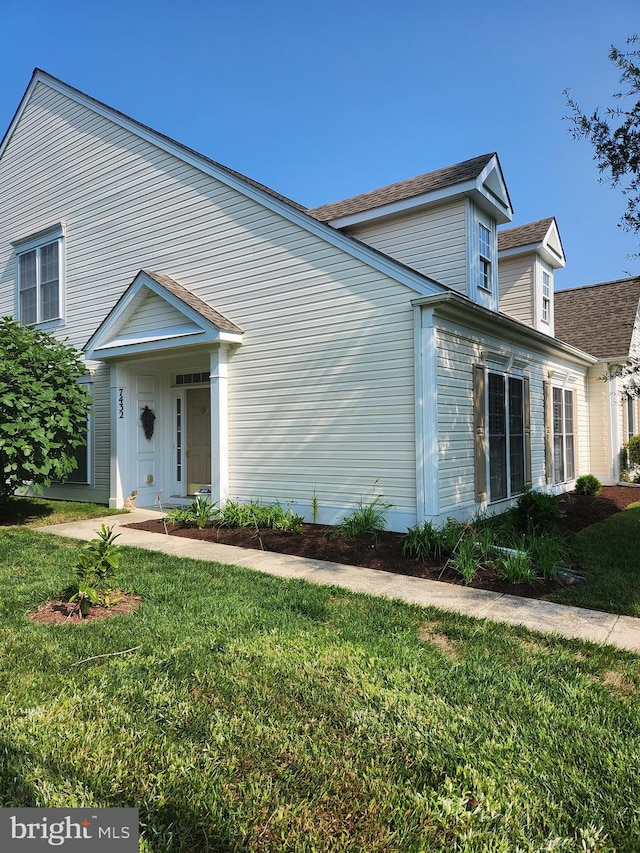 view of front of property with a front yard