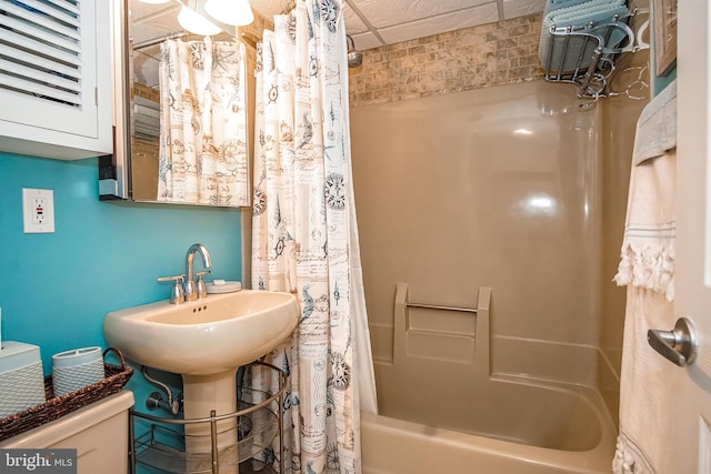 bathroom featuring shower / bath combo with shower curtain