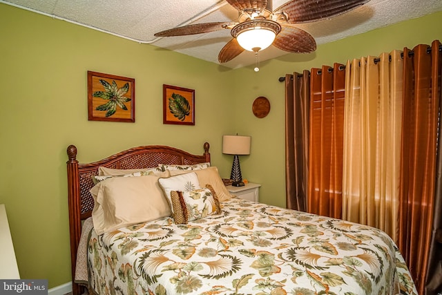 bedroom featuring ceiling fan and a textured ceiling