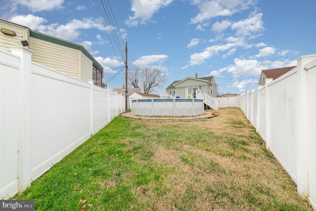 view of yard featuring a fenced in pool