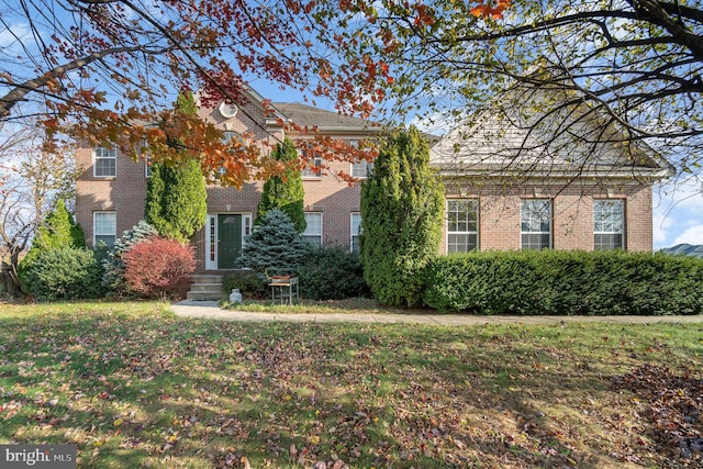 view of front of home featuring a front lawn