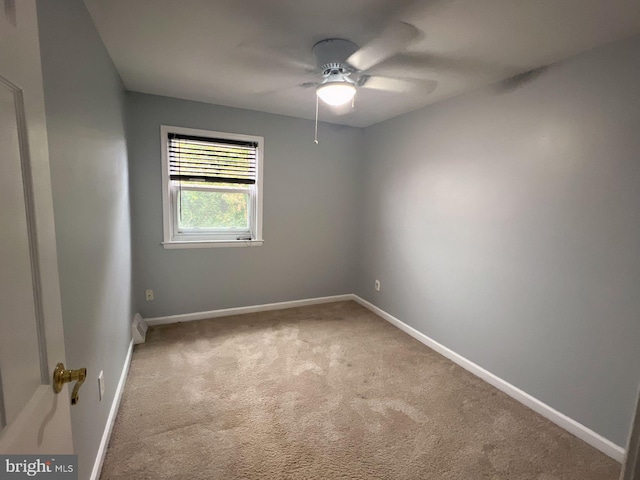 unfurnished room with carpet flooring and ceiling fan