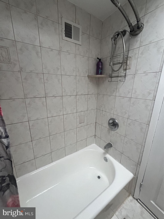 bathroom with shower / tub combo