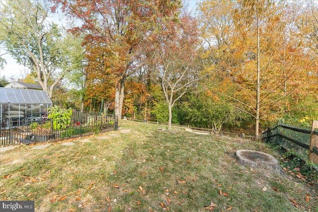 view of yard with an outdoor structure