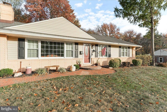 view of front of property with a front yard