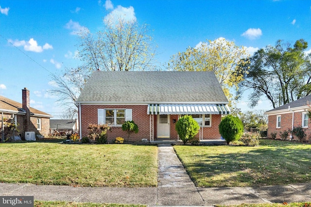 view of front of home with a front lawn