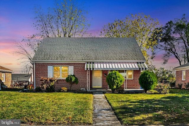 view of front of property featuring a yard