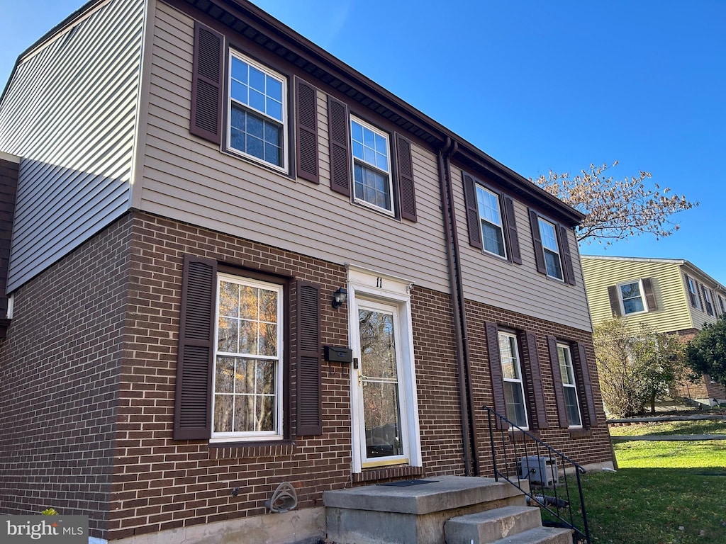 view of front of home featuring a front yard