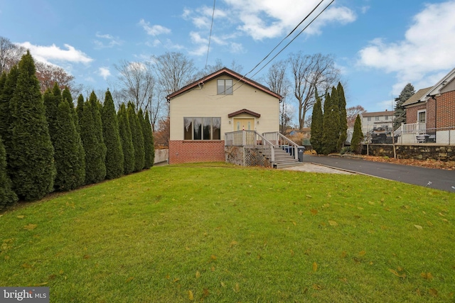 view of front of property featuring a front yard