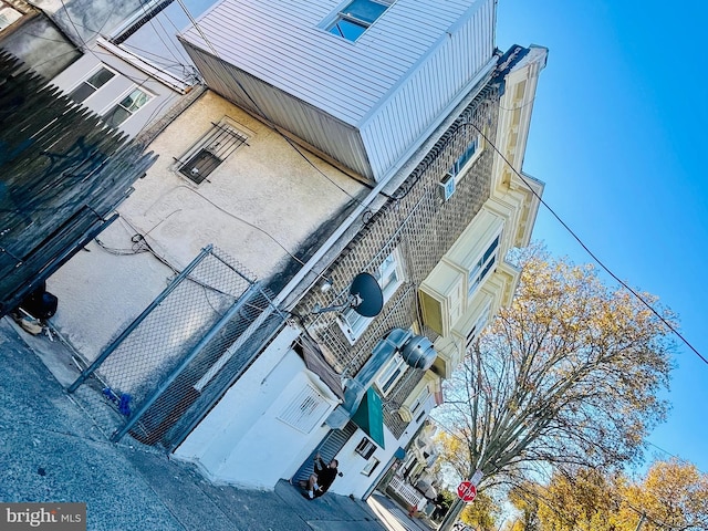 1525 W Wyoming Ave, Philadelphia, PA 19140 - view of side of home