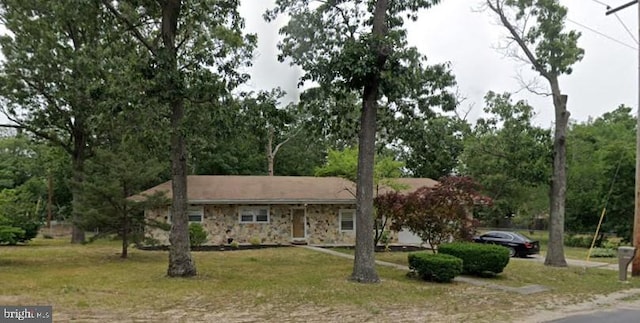 single story home featuring a front lawn