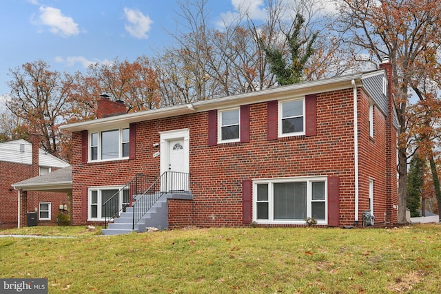 split foyer home with a front yard