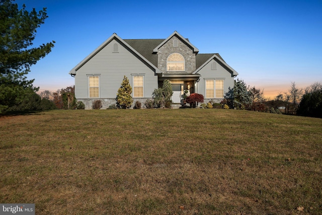 view of front facade featuring a yard