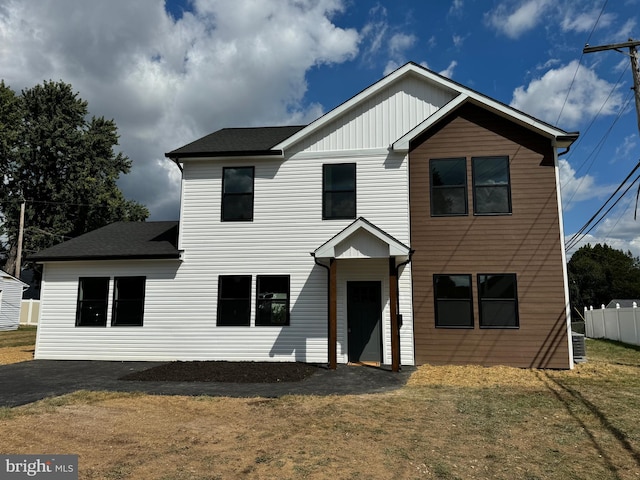 view of front of property with a front yard