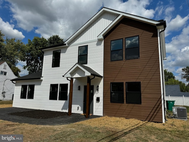 view of front facade with a front yard