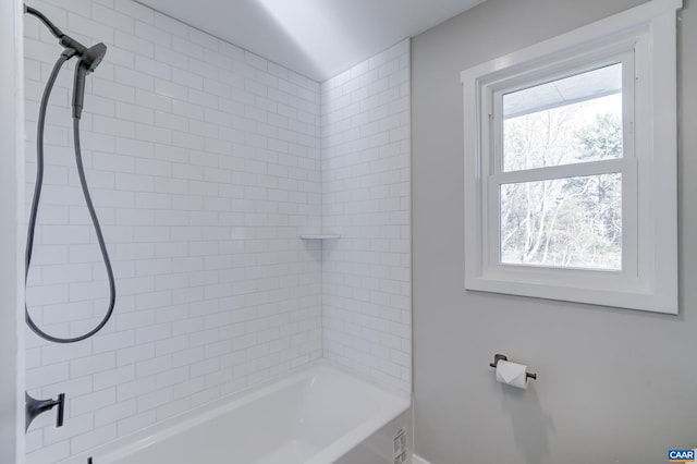 bathroom featuring tiled shower / bath