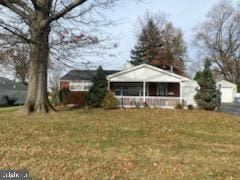 view of front of home featuring a front yard