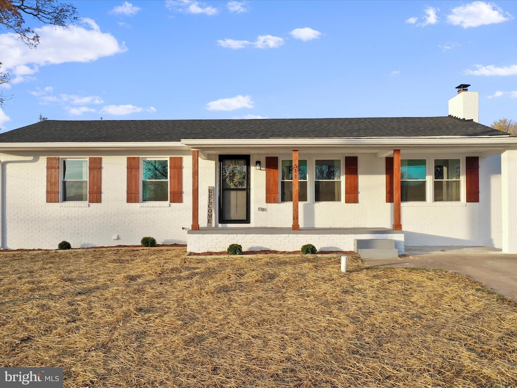 ranch-style house with covered porch