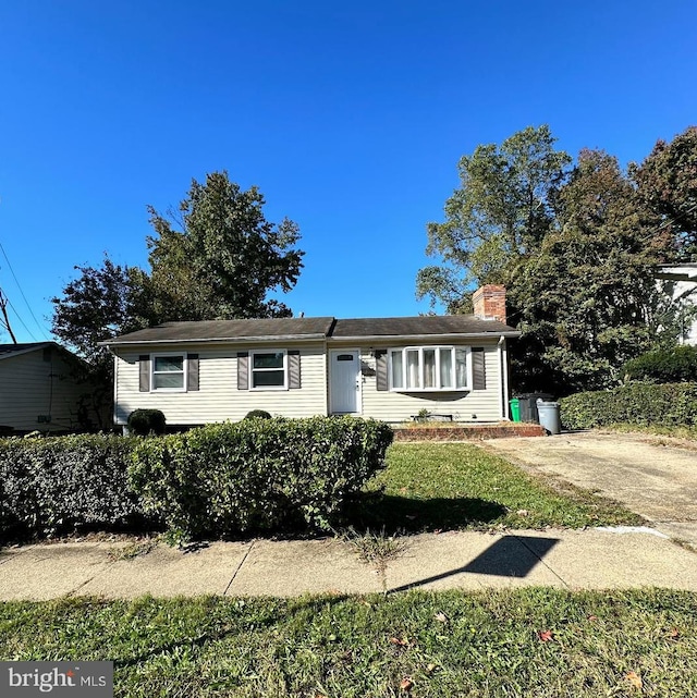 single story home with a front yard