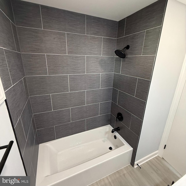 bathroom featuring tiled shower / bath